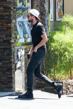 29 Abril - NUEVAS Fotos de Robert Pattinson en L.A!!! (26/Abril) Dacf4e251489544