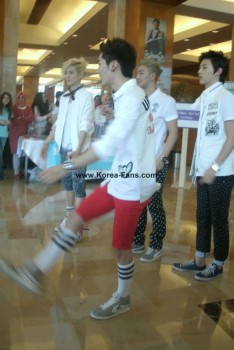 [PICS] 130629 NU'EST entrevista + mini show na Turquia (Turkey) 189123263501608