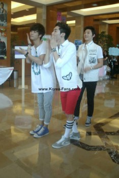 [PICS] 130629 NU'EST entrevista + mini show na Turquia (Turkey) 50756b263501192