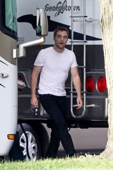 23 Julio - Nuevas imágenes HQ de Robert en el set de MTTS, ayer!!! (22 Julio) 1216b7266729561