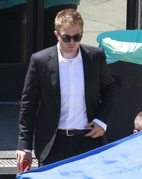 18 Agosto - Nuevas imágenes HQ de Rob en el set de "Map to the Stars" en LA!!! (17 Agosto) 4116f4271039904