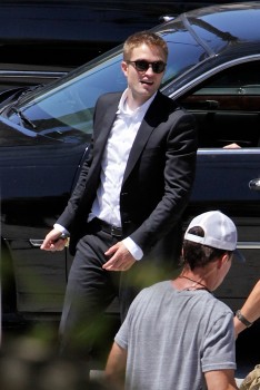 18 Agosto - Nuevas imágenes HQ de Rob en el set de "Map to the Stars" en LA!!! (17 Agosto) 3fe713271041526