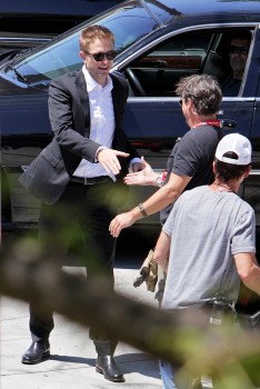 18 Agosto - Nuevas imágenes HQ de Rob en el set de "Map to the Stars" en LA!!! (17 Agosto) 5571c1271041557