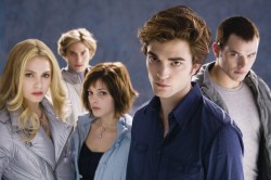 30 Abril - 10 Stills de Rob y el Cast de Crepúsculo, en HQ y UHQ!!! 6b770c406781776