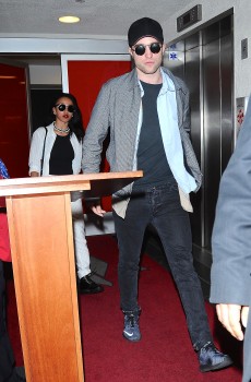 6 Mayo - Nuevas imágenes de Rob y FKA Twigs llegando a Lax!!! 27e62a408007817