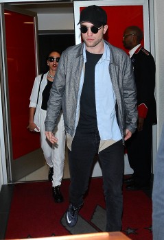 6 Mayo - Nuevas imágenes de Rob y FKA Twigs llegando a Lax!!! 39cf68408007129