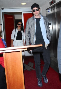 6 Mayo - Nuevas imágenes de Rob y FKA Twigs llegando a Lax!!! 9160aa408007558