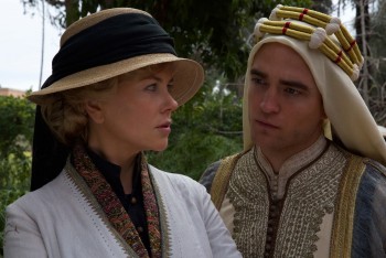 13 Junio - Primer trailer de "Queen of the Desert" + Nuevos Stills de Rob como T.E. Lawrence!!! 28a067415340005