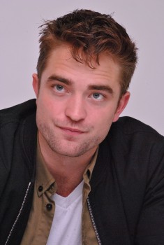 20 Junio - Nuevas/Antiguas Fotos HQ de Rob en la Conferencia de Prensa de The Rover en LA (2014)!!! 639714416647943