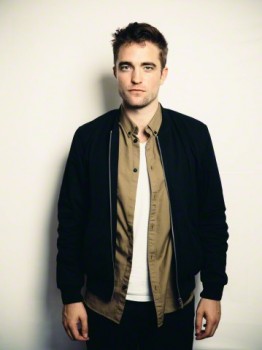 22 Junio - Nuevos / Antiguos retratos de Robdurante la promo de The Rover!!! 173dbd417333472