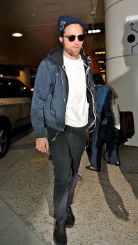 21 Octubre - Nuevas fotos de Rob el 19/10 en el LAX (Aeropuerto de Los Angeles) 0b55a6216190004