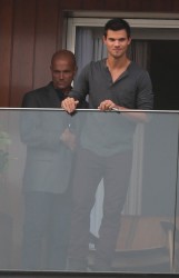 Taylor Lautner - Imagenes/Videos de Paparazzi / Estudio/ Eventos etc. - Página 38 322e4b216938713