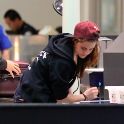 Kristen Stewart - Imagenes/Videos de Paparazzi / Estudio/ Eventos etc. - Página 31 C7f02b229010198