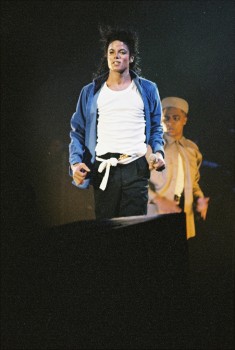 BAD WORLD TOUR  Ea0223232534283