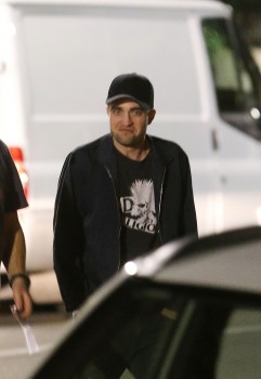 21 Enero - NUEVAS Fotos de Robert Pattinson en Adelaide, Australia (19 y 20/1)!!! 1e1f1e233175125