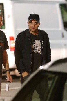 21 Enero - NUEVAS Fotos de Robert Pattinson en Adelaide, Australia (19 y 20/1)!!! 327aea233175004