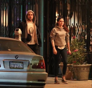 26 Marzo-NUEVAS Fotos de Robert & Kristen en Los Angeles (Marzo 22) 13e7a5245300264