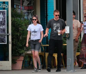 Robsten - Imagenes/Videos de Paparazzi / Estudio/ Eventos etc. - Página 10 862f8f247313072