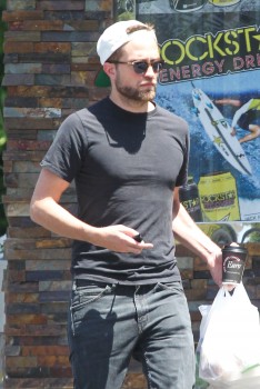 29 Abril - NUEVAS Fotos de Robert Pattinson en L.A!!! (26/Abril) 219877251489509