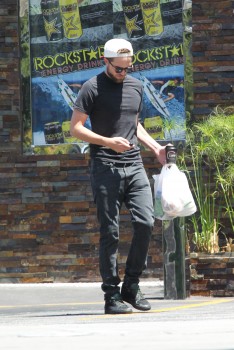 29 Abril - NUEVAS Fotos de Robert Pattinson en L.A!!! (26/Abril) Cd85c5251489535