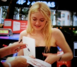 Dakota Fanning / Michael Sheen - Imagenes/Videos de Paparazzi / Estudio/ Eventos etc. - Página 6 4d6c26253983653