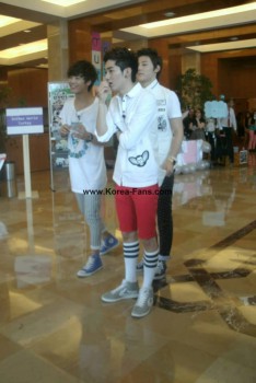 [PICS] 130629 NU'EST entrevista + mini show na Turquia (Turkey) 0a797e263501833