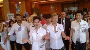 [PICS] 130629 NU'EST entrevista + mini show na Turquia (Turkey) 1b292a263500930