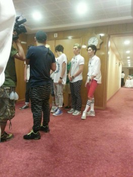 [PICS] 130629 NU'EST entrevista + mini show na Turquia (Turkey) 29e74b263500665