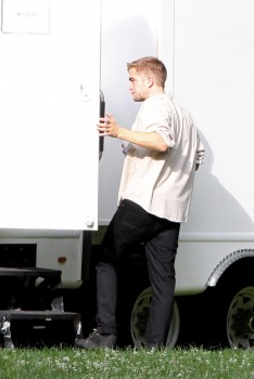 23 Julio - Nuevas imágenes HQ de Robert en el set de MTTS, ayer!!! (22 Julio) 97f08f266730377