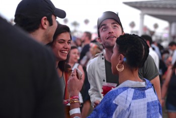 14 Abril - Más nuevas fotos de Rob en Coachella!!! (12 Abril) Dc68e2403578257