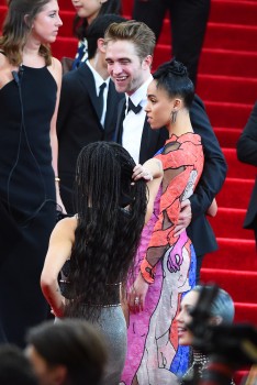 5 Mayo - Mas de 100 fotos nuevas de Rob y FKA Twigs en la Met Gala!!! (4 Mayo) 1efa3f407891731