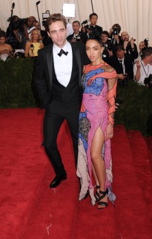 5 Mayo - Mas de 100 fotos nuevas de Rob y FKA Twigs en la Met Gala!!! (4 Mayo) 61629b407891598