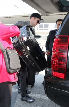 5 Mayo - Nuevas fotos de Rob y FKA Twigs en el aeropuerto JFK, hoy!!! 3fa045407907741