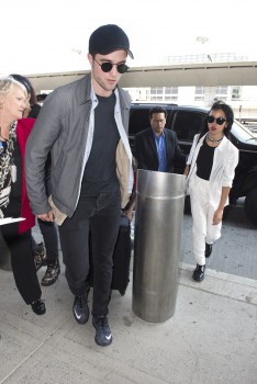 5 Mayo - Nuevas fotos de Rob y FKA Twigs en el aeropuerto JFK, hoy!!! C36501407908173