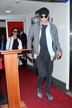 6 Mayo - Nuevas imágenes de Rob y FKA Twigs llegando a Lax!!! 502fa1408008543