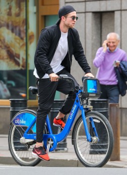 17 Mayo - Nuevas imágenes HQ de Rob paseando en Bicicleta por NYC!!! (16 Mayo) 6ed33c410110688