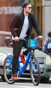 17 Mayo - Nuevas imágenes HQ de Rob paseando en Bicicleta por NYC!!! (16 Mayo) 6fb079410110737