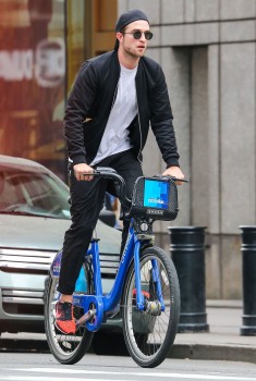 17 Mayo - Nuevas imágenes HQ de Rob paseando en Bicicleta por NYC!!! (16 Mayo) C83c9b410110635