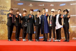 [RAND] Fotos do Tapete Vermelho no '27ª Golden Disk Awards' 28bb24232830796