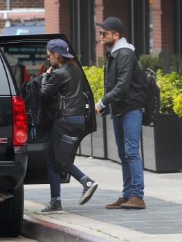 9 Mayo-Nuevas Fotos de Rob y Kristen en Nueva York – (HQ/sin marcas) 89b58c253564465