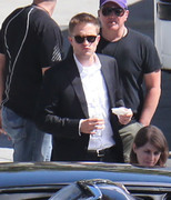 18 Agosto - Nuevas imágenes HQ de Rob en el set de "Map to the Stars" en LA!!! (17 Agosto) 5609ee271039995