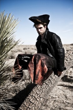 25 Octubre- Nuevos outtakes de Rob para L'Uomo Vogue (2012)  Bde7d1283747392