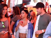 14 Abril - Más nuevas fotos de Rob en Coachella!!! (12 Abril) 1d954e403578243