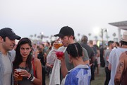 14 Abril - Más nuevas fotos de Rob en Coachella!!! (12 Abril) Bca8e3403578377