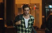 28 Abril - 8 Stills de Rob en Remember me, ahora en HQ y UHQ!!! E0a80e406427341