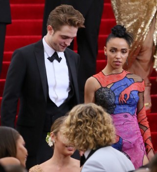 5 Mayo - Mas de 100 fotos nuevas de Rob y FKA Twigs en la Met Gala!!! (4 Mayo) Aa10b1407872525