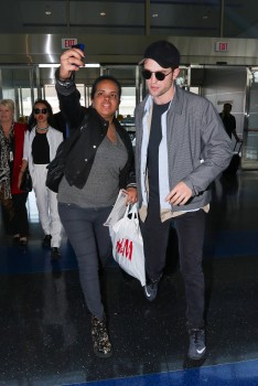 5 Mayo - Nuevas fotos de Rob y FKA Twigs en el aeropuerto JFK, hoy!!! 2c28ea407907670
