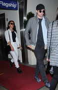 6 Mayo - Nuevas imágenes de Rob y FKA Twigs llegando a Lax!!! A9f1e2408009939