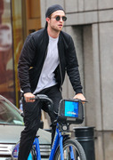 17 Mayo - Nuevas imágenes HQ de Rob paseando en Bicicleta por NYC!!! (16 Mayo) 996a24410110656