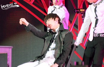 [Pics] Minhyun no Korea Music Wave em Bangkok 802adf245455467